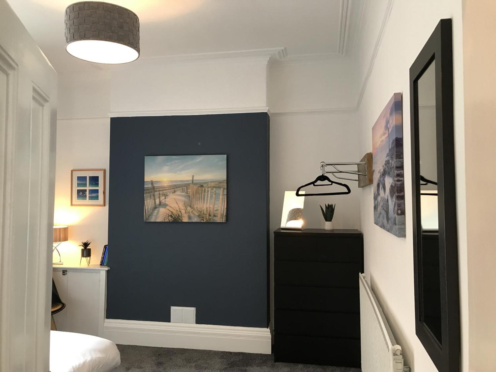 Bright Spacious 3-bed With Office & Patio, Appartement