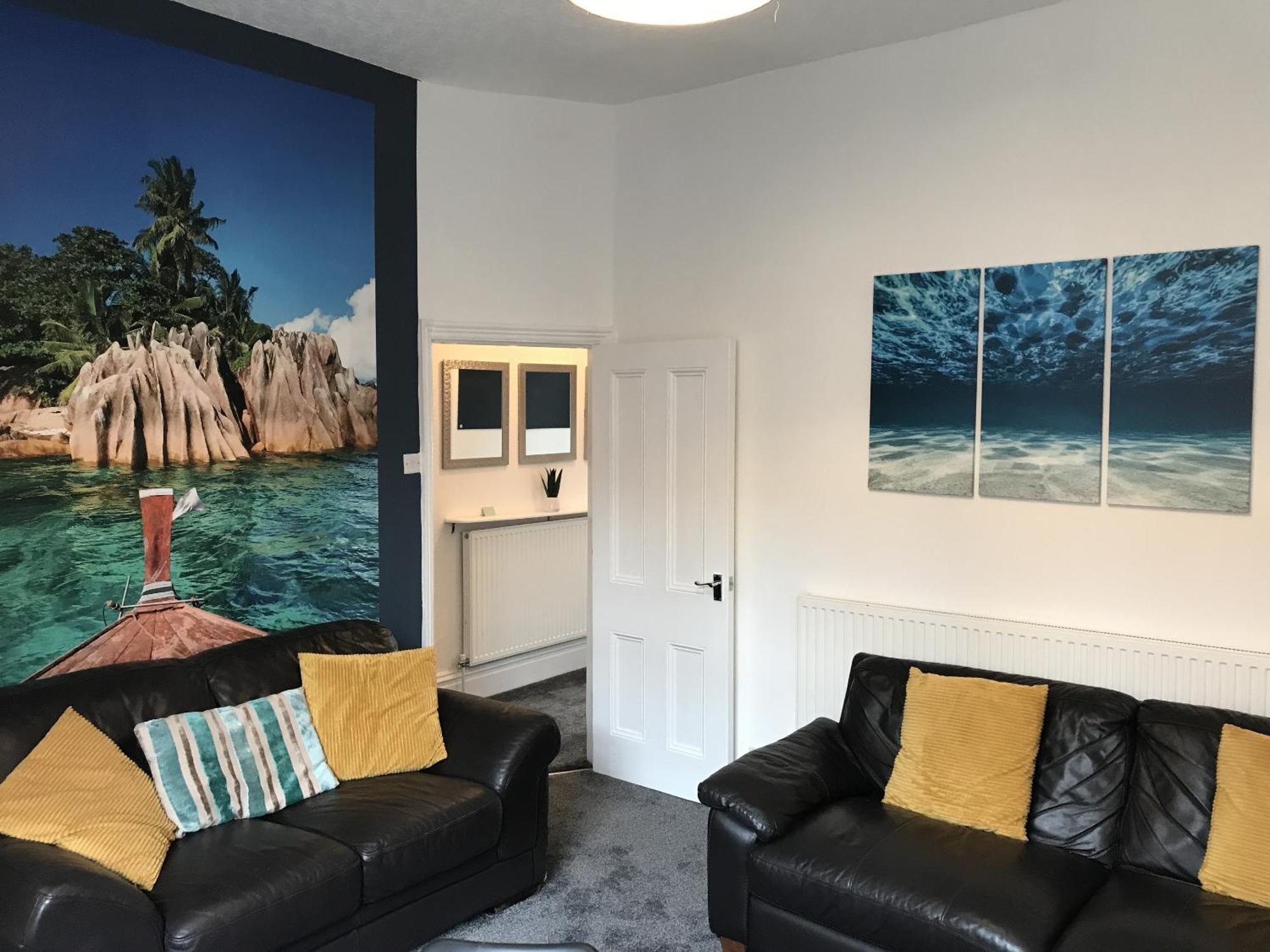 Bright Spacious 3-bed With Office & Patio, Appartement