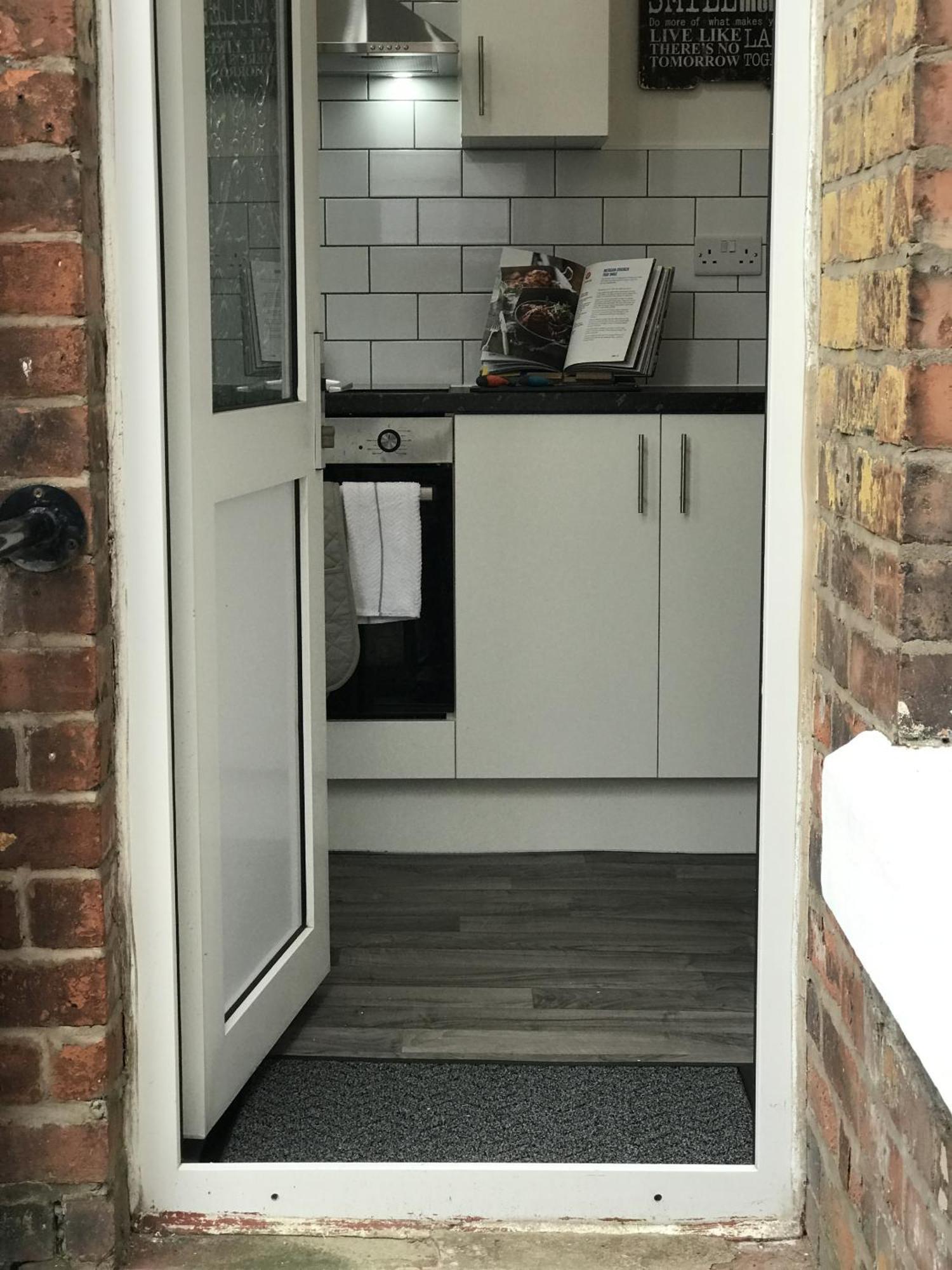 Bright Spacious 3-bed With Office & Patio, Appartement *