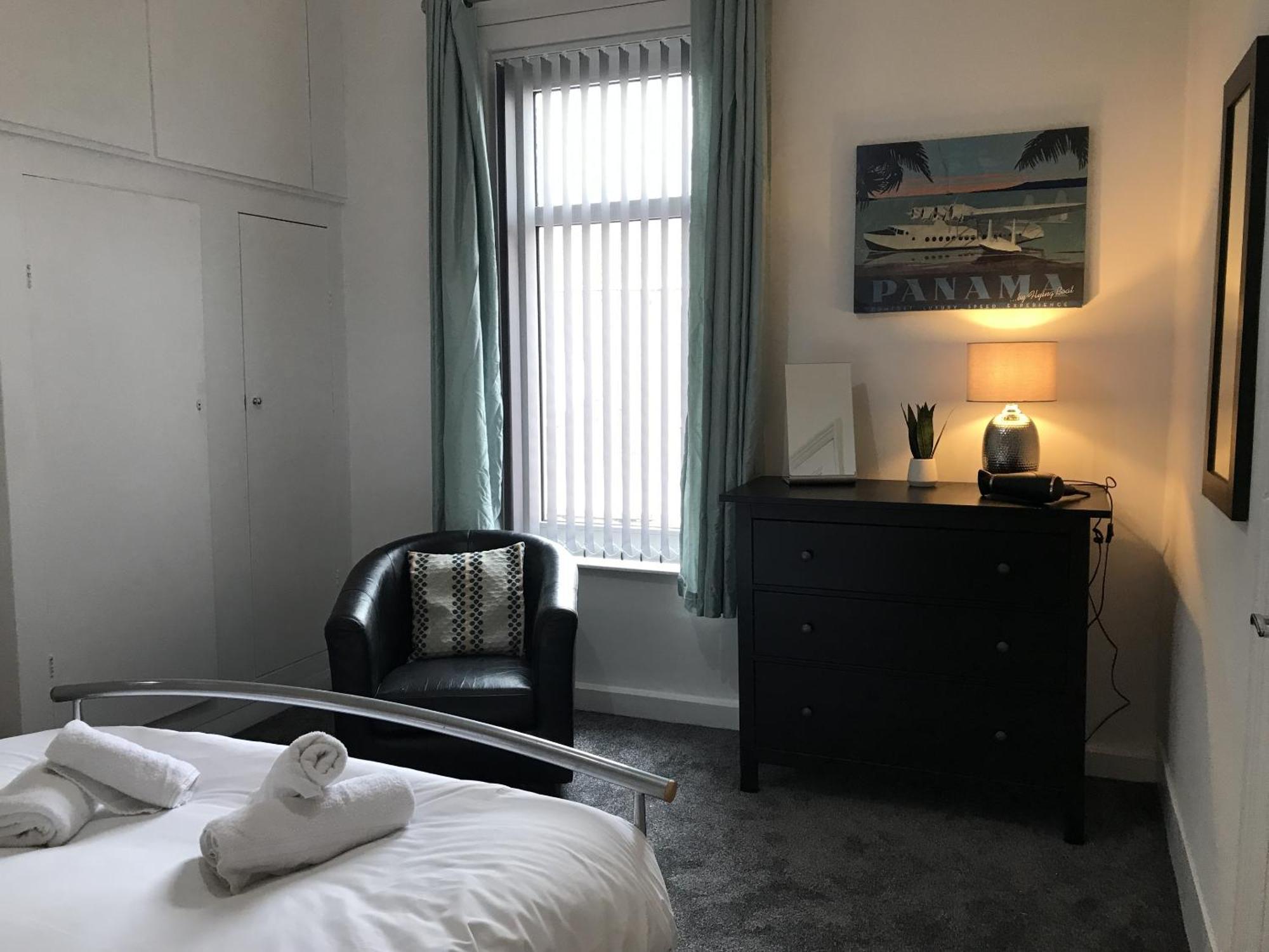 Bright Spacious 3-bed With Office & Patio, Appartement
