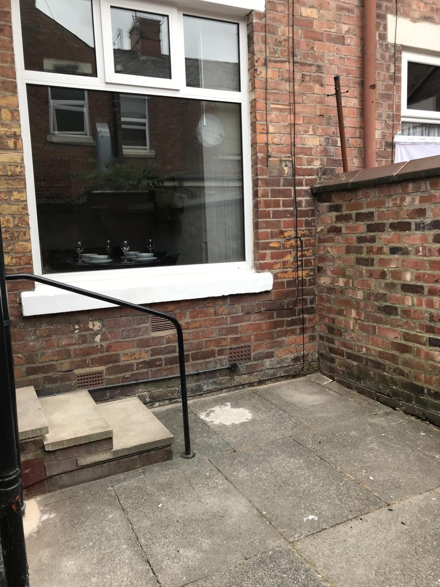 Bright Spacious 3-bed With Office & Patio, Appartement *