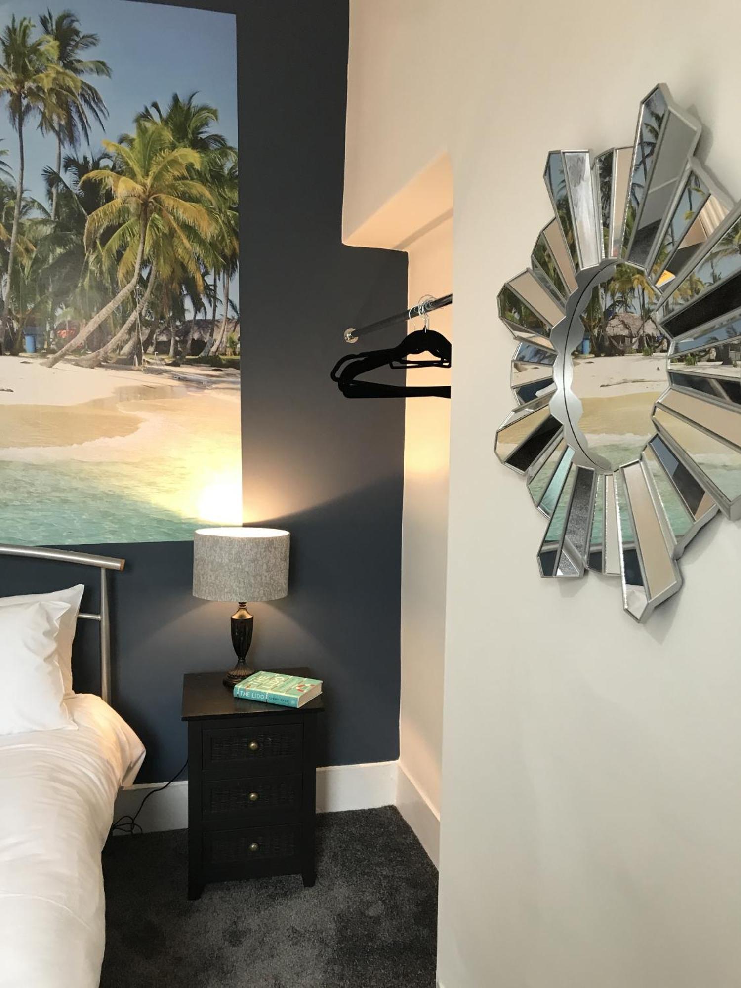 Appartement Bright Spacious 3-bed With Office & Patio, *