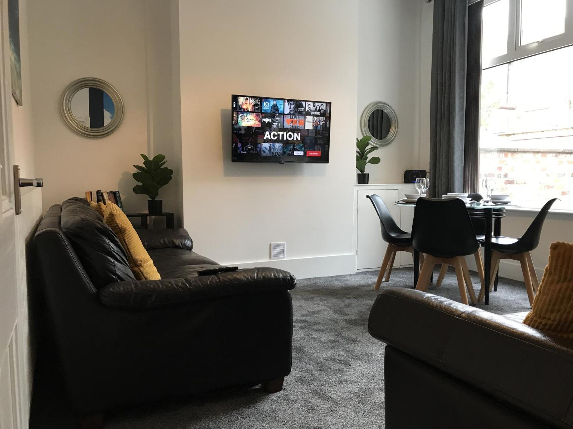 Bright Spacious 3-bed With Office & Patio,