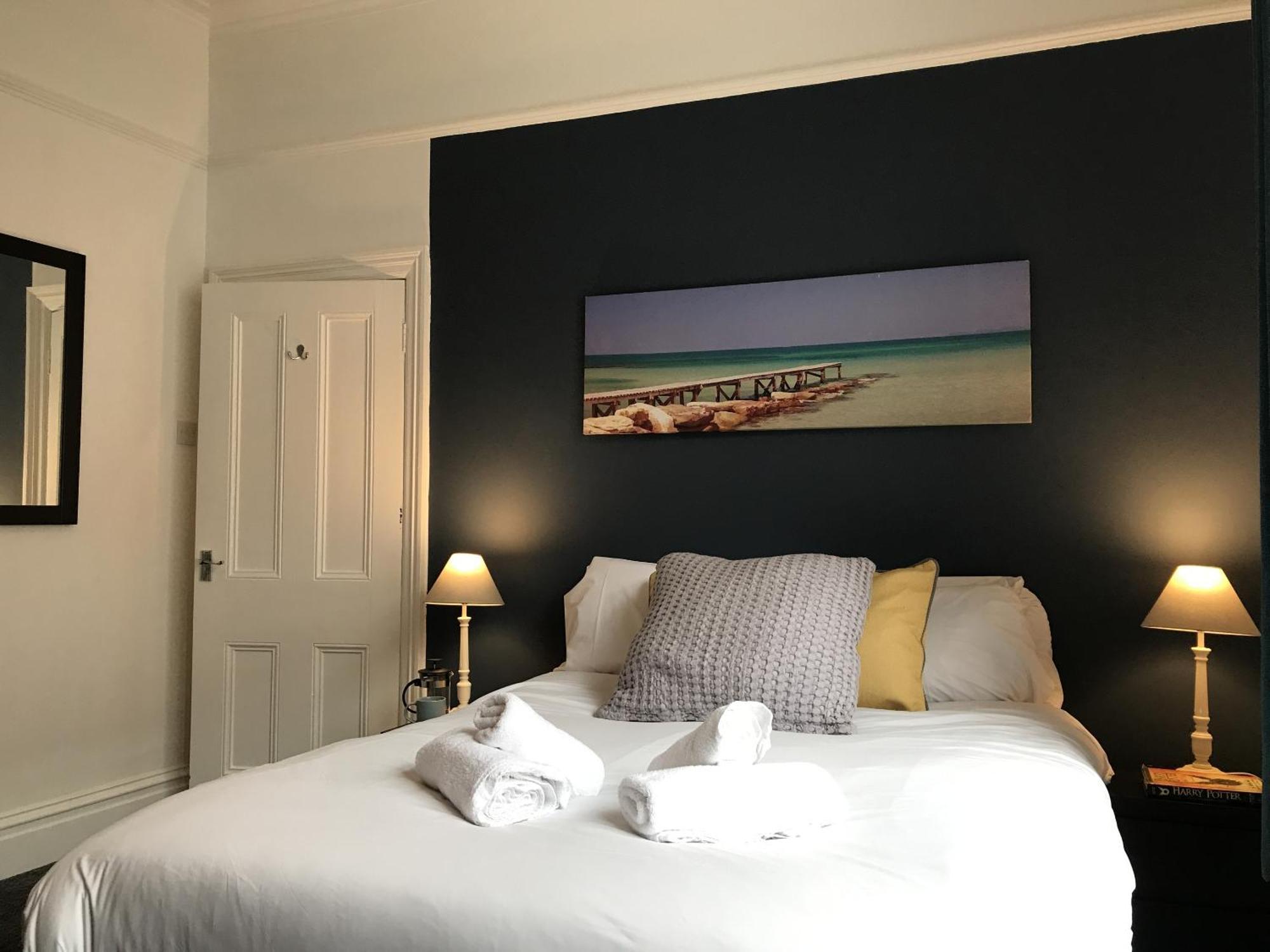 Appartement Bright Spacious 3-bed With Office & Patio, *
